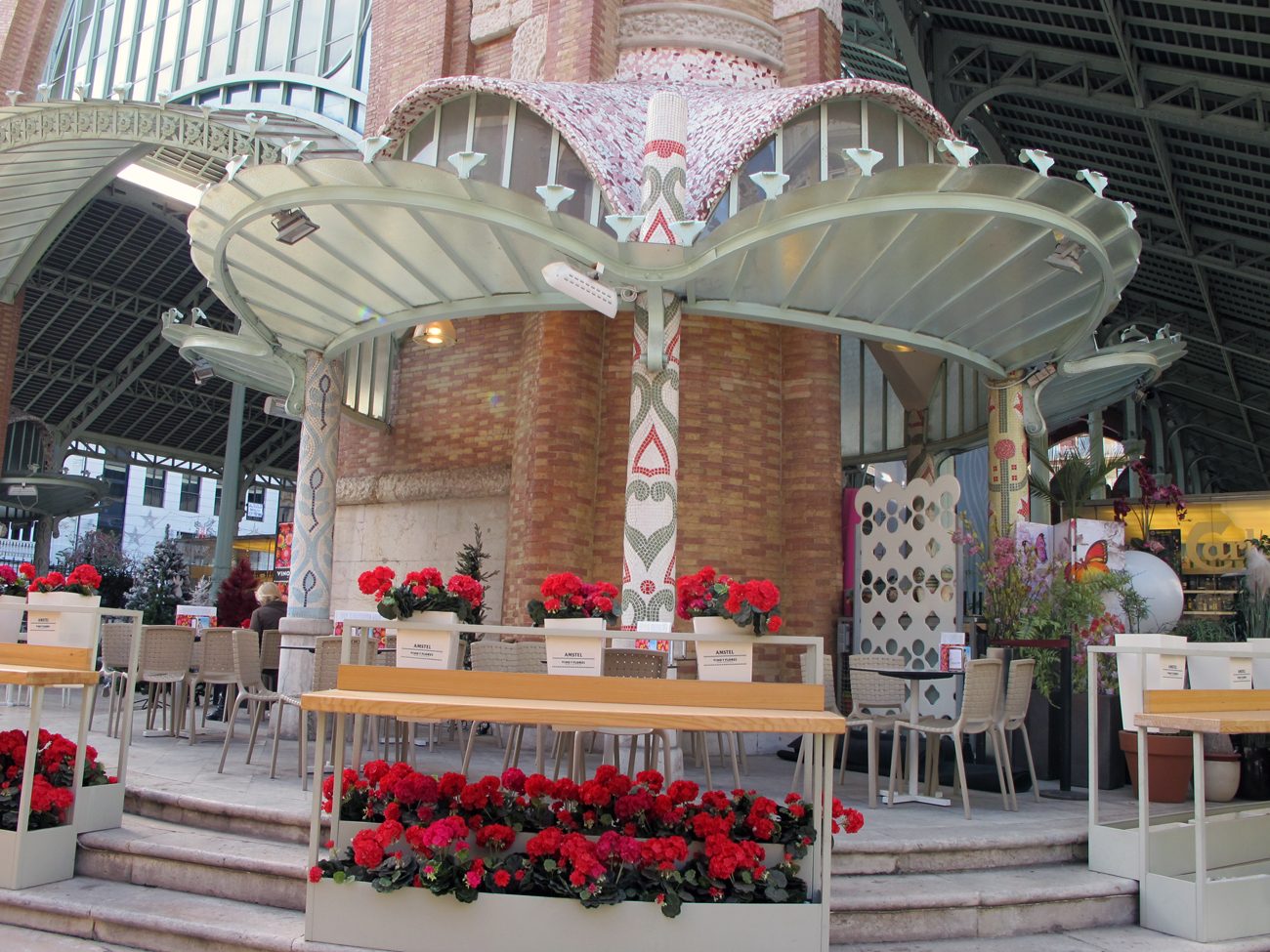 El restaurante Vinos y Flores se encuentra ubicado en el Mercado de Colón de Valencia