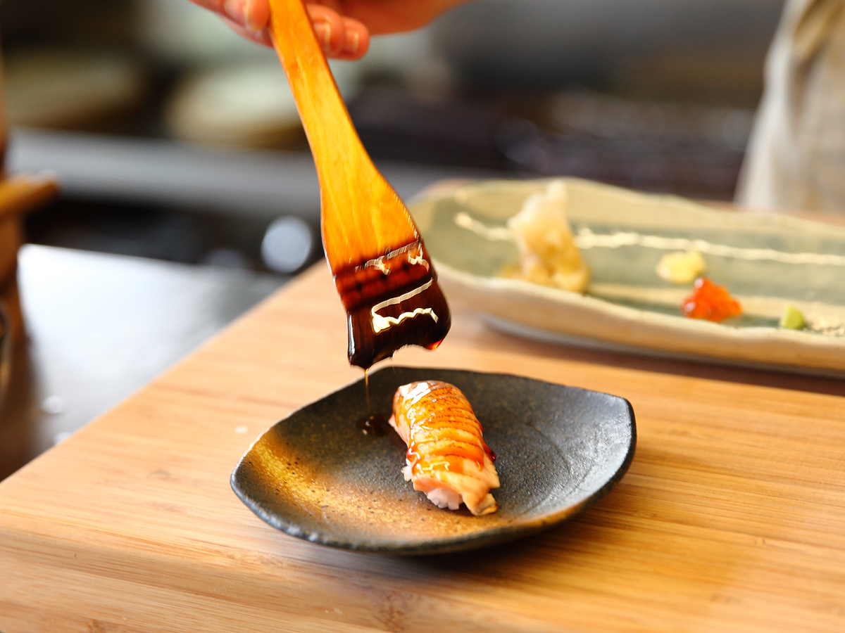 El restaurante japonés Nozomi Sushi Bar nos prepara su famoso Niguiri de salmón braseado.