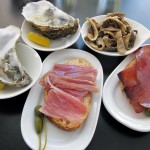 En La Ostrería del Carmen (Mercado de Mossén Sorell) puedes degustar ostras y una amplia variedad de salazones