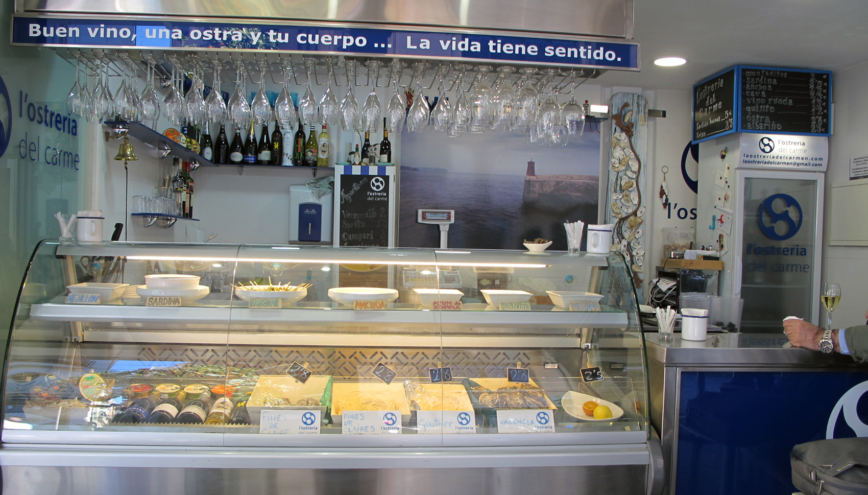 En La Ostrería del Carmen (Mercado de Mossén Sorell) puedes degustar ostras y una amplia variedad de salazones