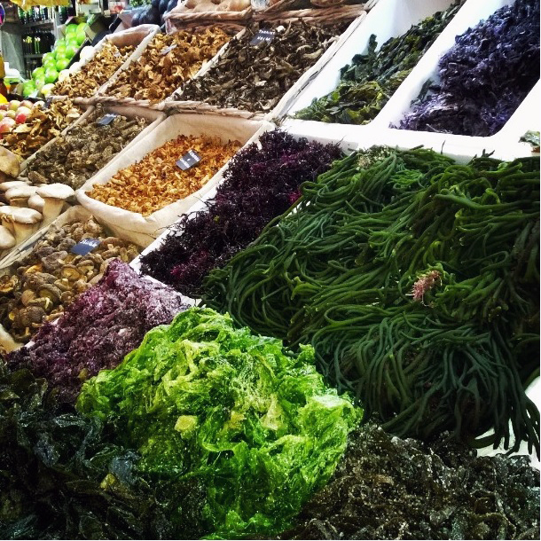 Frutas y verduras J. Morcillo o Javi Algas, en el Mercado de Ruzafa, es la primera tienda especializada en algas de Valencia.