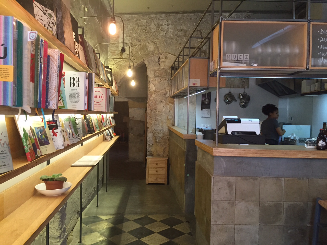 Muez es un café librería gastronómica ubicado muy cerca del Mercado Central de Valencia
